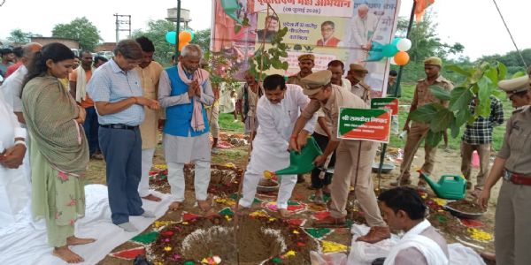जलशक्ति राज्यमंत्री ने किया वृक्षारोपण, कहा – एक पेड़ मां के नाम जरूर लगाएं