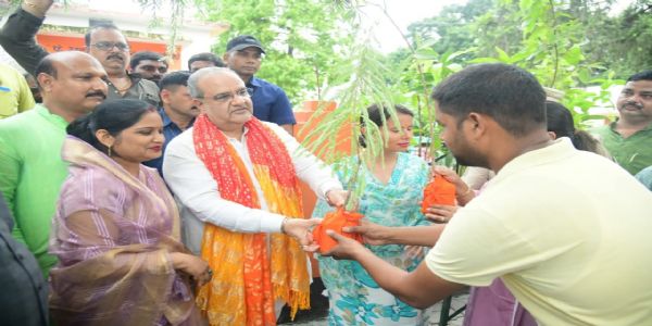 एक पेड़ मां के नाम‘‘ अभियान के तहत भाजपा कार्यकर्ताओं ने बूथ स्तर पर किया पाैधराेपण
