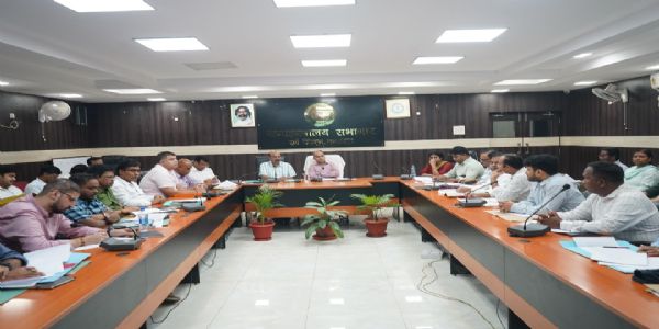 राजस्व संग्रहण की समीक्षा बैठक में उपायुक्त ने दिया लक्ष्य पूर्ति और पारदर्शिता का निर्देश