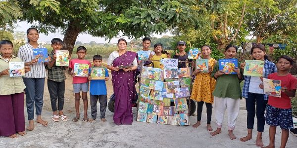 सिंगरौली की शिक्षिका ऊषा दुबे द्वारा स्कूटी को बनाई ‘चलती-फिरती लाइब्रेरी’