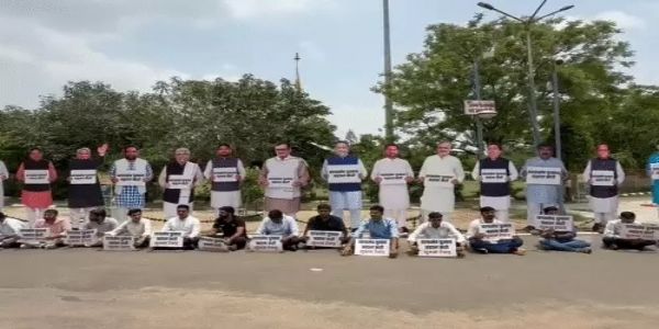 छात्र संघ चुनाव की मांग को लेकर छात्रों ने राजनेताओं के कट-आउट के साथ किया प्रदर्शन