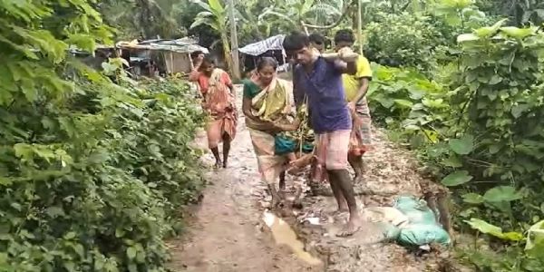नारायणगढ़ में बदहाल सड़क पर बीमार महिला को झोले में लेकर जाना पड़ा अस्पताल, प्रशासन पर फूटा ग्रामीणों का गुस्सा