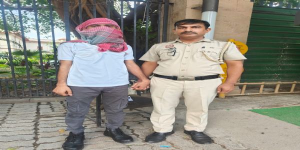 लड़कियों को गुमराह करने वाला दिल्ली पुलिस का फर्जी अफसर गिरफ्तार