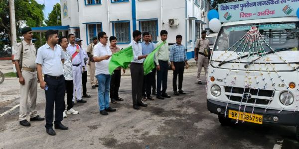 मतदाता सूची विशेष गहन पुनरीक्षण के जागरूकता को लेकर डीएम ने रथ किया रवाना
