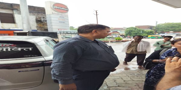 पुलिसकर्मी की दबंगई सीसीटीवी में कैद, स्कूटी सवार युवक की बेरहमी से पिटाई