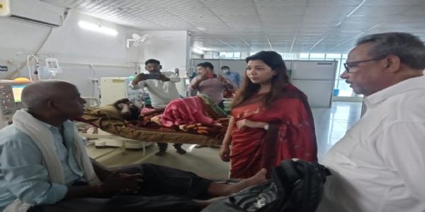 जनसुनवाई के साथ राज्य महिला आयोग सदस्य ने किया धान की रोपाई