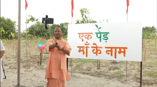 पौधारोपण के बाद सेल्फी लेते मुख्यमंत्री योगी