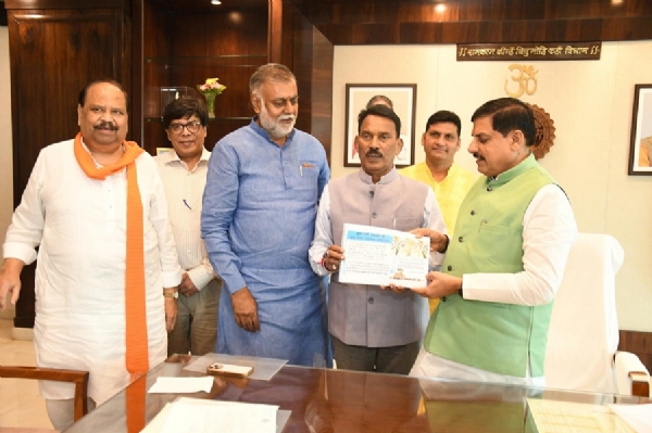 पुस्तिका का विमोचन करते हुए मुख्यमंत्री डॉ. मोहन यादव