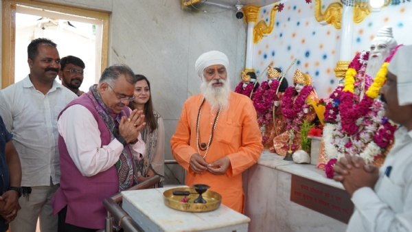 भाजपा के राष्ट्रीय महामंत्री व अनुसूचित जाति मोर्चा के राष्ट्रीय प्रभारी तरुण चुघ ने  ऐतिहासिक पंचकुइयां रोड स्थित प्राचीन वाल्मीकि मंदिर में पूजा अचर्ना की