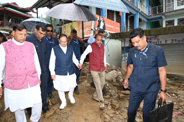 आपदा प्रभावित क्षेत्र में जयराम का हाथ थाम कर चलते हुए जगत प्रकाश नड्डा।