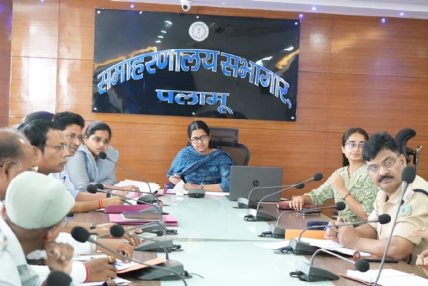 बैठक करती उपायुक्त समीरा एस