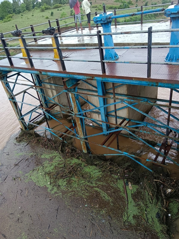 सडक बहने से पुलिया टूटी