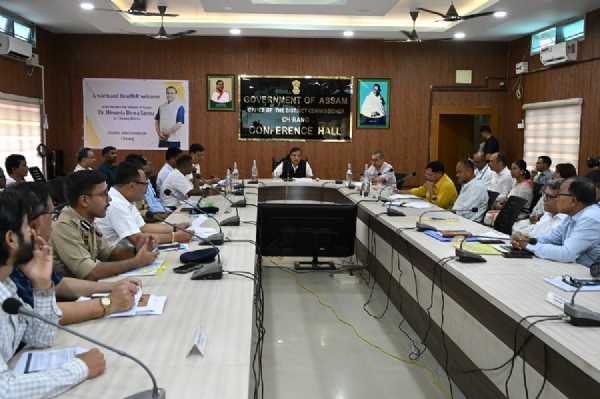 चिरांग में योजनाओं की समीक्षा बैठक में मुख्यमंत्री डॉ हिमंत बिस्व सरमा।