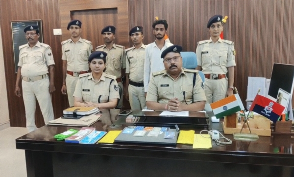 अररिया फोटो:एसपी प्रेस कांफ्रेंस में जानकारी देते