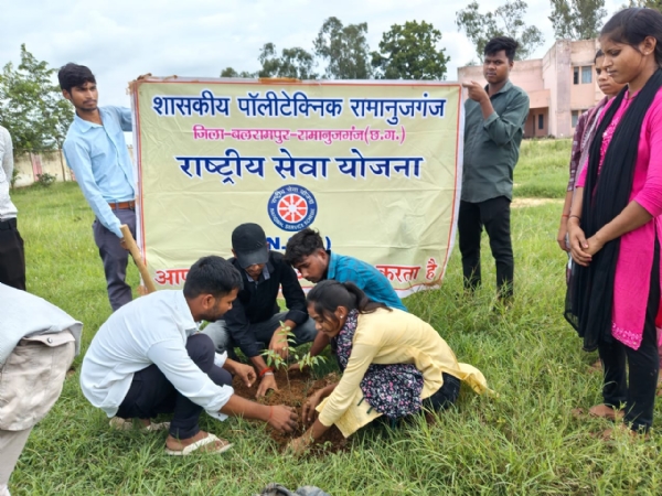 पॉलिटेक्निक कॉलेज रामानुजगंज में एक पेड़ मां के नाम कार्यक्रम के तहत पाैधाराेपण