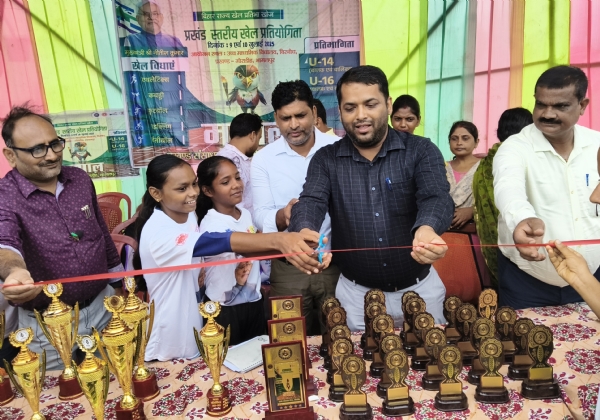 उद्घाटन करते अतिथि