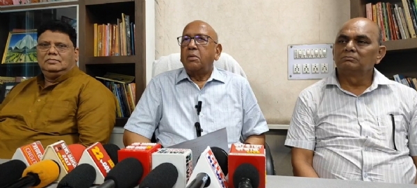 प्रेस को संबोधित करते विधायक सरयू राय और अन्य