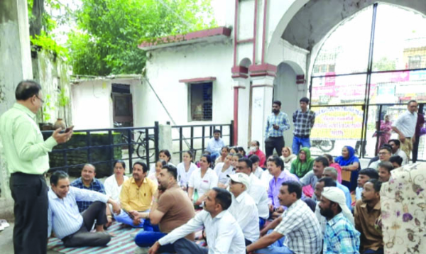 तालाबंदी कर प्रदर्शन करते कर्मचारी