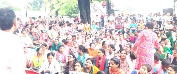 मजदूर विरोधी लेबर कोड वापस लेने समेत अन्य मांगों को लेकर ट्रेड यूनियनों ने किया प्रदर्शन