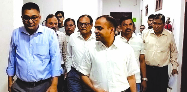 निरीक्षण करते हुए