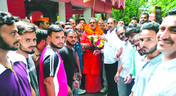 स्वागत करते हुए ग्रामीण
