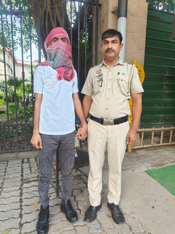 आईजीआई एयरपोर्ट पुलिस द्वारा पकड़े गए आरोपी की फोटो