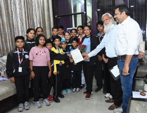 खेल मंत्री रेखा आर्या पदक विजेताओं को सम्मानित करती।