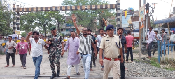 अररिया फोटो:बंद कराते समर्थक और पुलिस