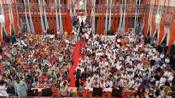 कार्यक्रम में मौजूद जन समूह।