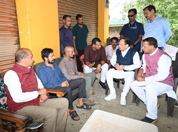 आपदा प्रभावितों से मिलते हुए भाजपा राष्ट्रीय अध्यक्ष जगत प्रकाश नड्डा।