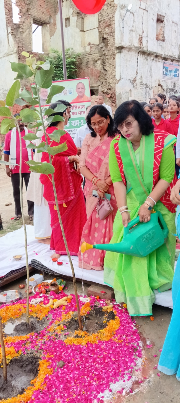 पौधरोपण करते राज्यमंत्री प्रतिभा शुक्ला