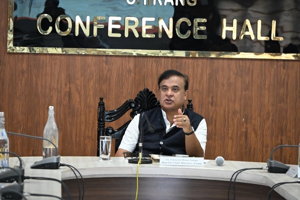चिरांग में योजनाओं की समीक्षा बैठक में मुख्यमंत्री डॉ हिमंत बिस्व सरमा।