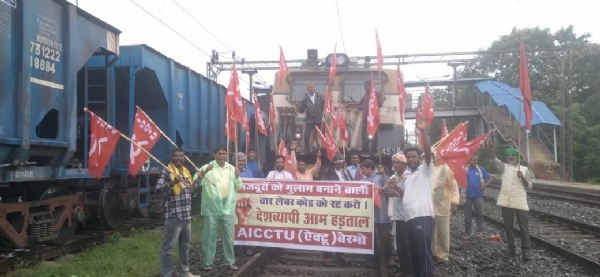 मालगाडी को रोकते एक्‍टू के सदस्‍य