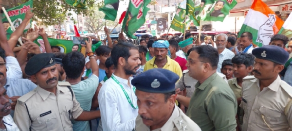 अररिया फोटो:एसडीएम से बातचीत करते बंद समर्थक
