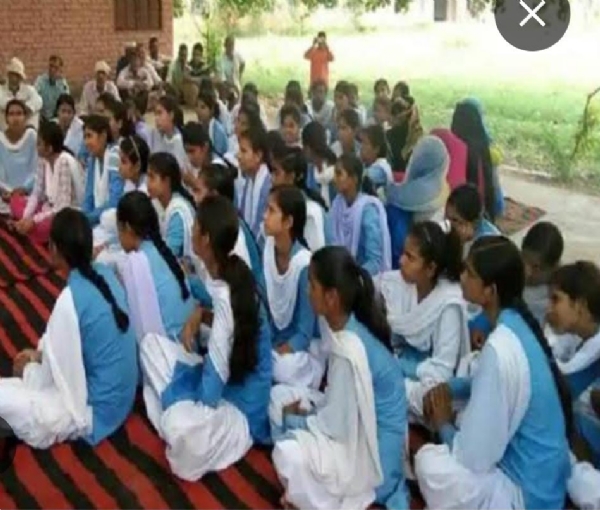 बेतिया में  स्कूल की छात्रा ने युवक से स्कूल में ही रचाई शादी