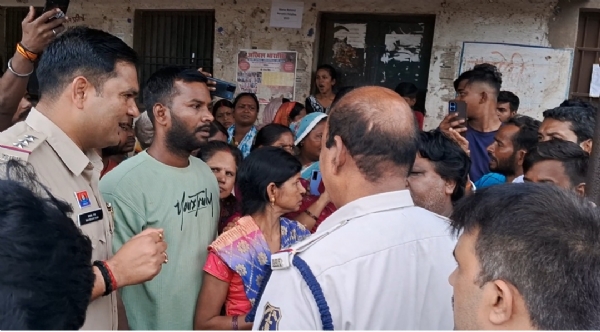 शराब दुकान का विरोध करती महिलाएं