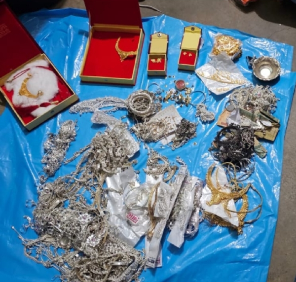 आभूषण दुकान में चोरी की जानकारी देते पुलिस पदाधिकारी