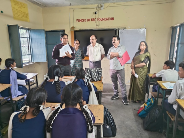 छात्रों के साथ संवाद करते हुए उपायुक्त कांगड़ा।