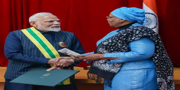 प्रधानमंत्री मोदी सम्मान प्राप्ति के दौरान