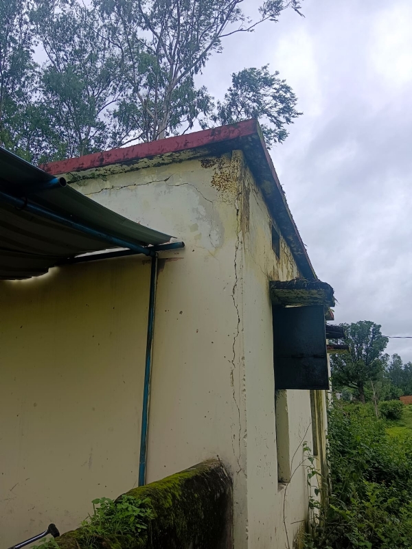 ब्लास्टिंग से दरकी दीवार