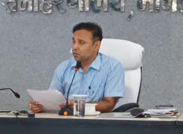 बैठक करते जिलाधिकारी