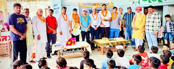 लाडवा में बेटी काफी सुंच व कोच अनिल पूनिया को सम्मानित करते ग्रामीण।