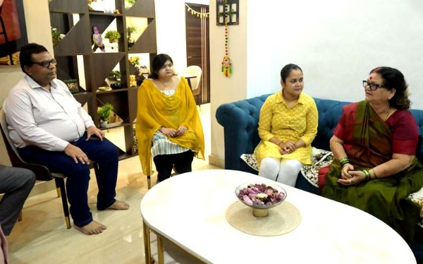 कानपुर में महापौर प्रमिला पांडेय ने पहलगाम आतंकी हमले में मृत स्व शुभम द्विवेदी की पत्नी एशान्या एवं परिजनों से मुलाकात की का छायाचित्र