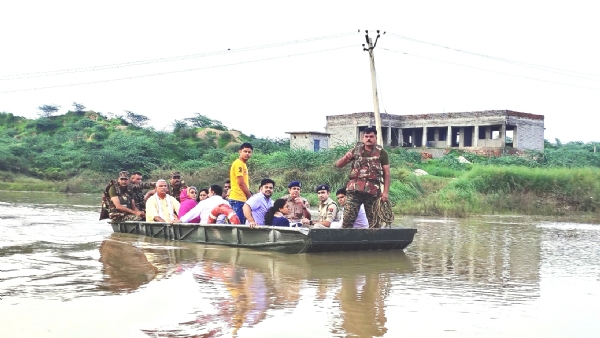 धााैलपुर प्भाारी मंती ने िकया बाढ प्भाावित इलाके का दाैरा।