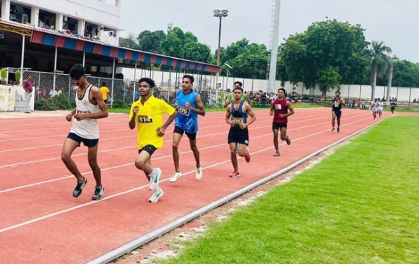 दौड़ लगाते प्रतिभागी