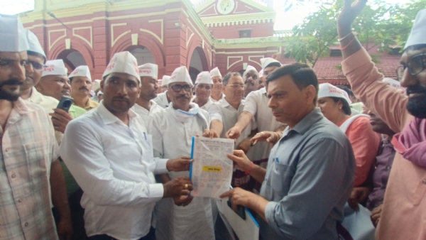 अटेवा मंच के लोग प्रशासनिक अधिकारी को ज्ञापन सौंपते हुए