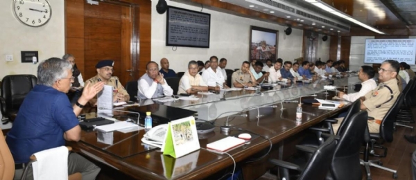 समीक्षा बैठक करते मुख्य सचिव एसपी गोयल
