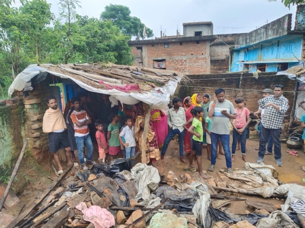 गिरा कच्चा दीवार