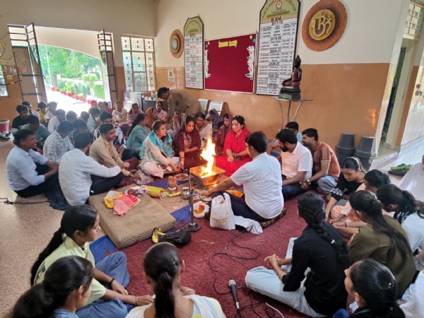 फतेहाबाद। बीएड कॉलेज में हवन में भाग लेते स्टाफ सदस्य व विद्यार्थी।