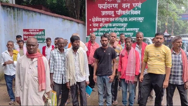 प्रदर्शन करते पशु रक्षक